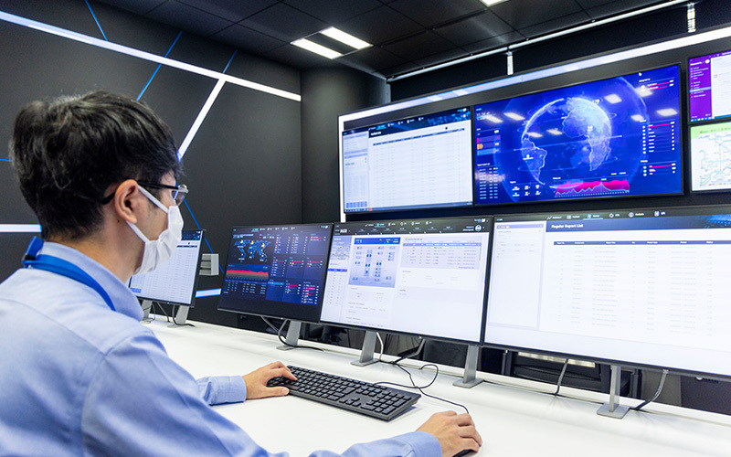 Demonstration room at the Security Operations Center. This center is managed and operated by the Technology Division of Panasonic Holdings Corporation, which collaborates in the development of security technology.