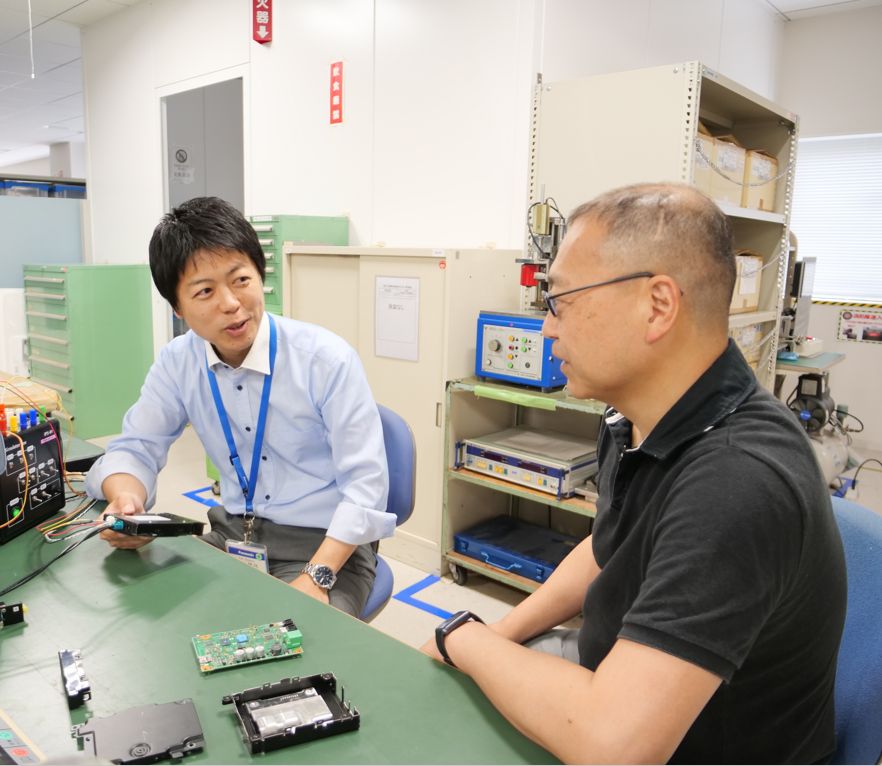 左：電気回路設計担当の永野さん　右：機構設計担当の大久保さん