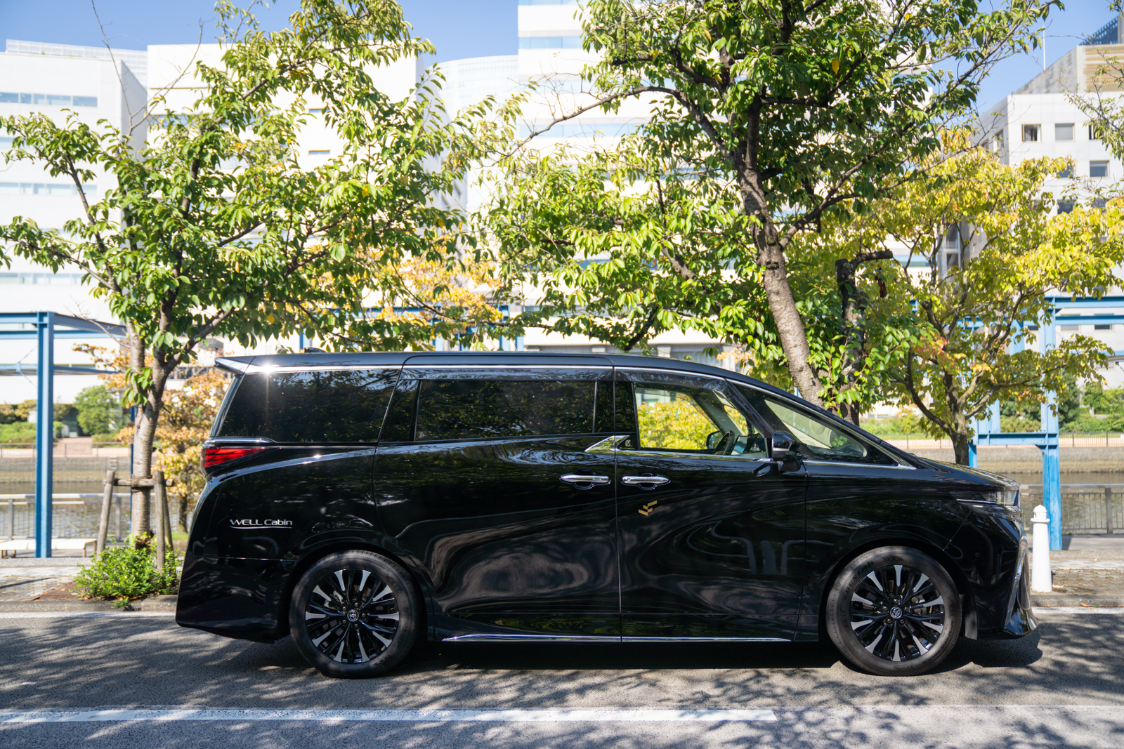 パナソニック オートモーティブシステムズとMAHAグループがWELL Cabin Luxe®を活用した、フルカスタムのインバウンド向け観光送迎サービスを共同で開始