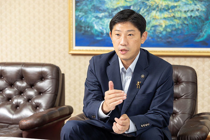 Mr. Aoyama, mayor of Muroran City